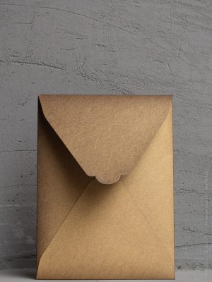 дизайнерский конверт из золотой бумаги
