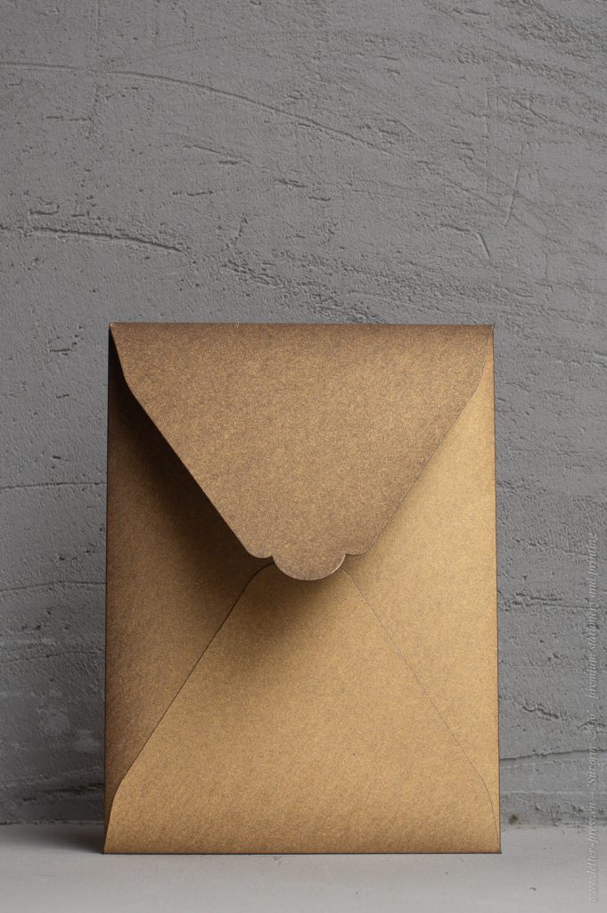 дизайнерский конверт из золотой бумаги